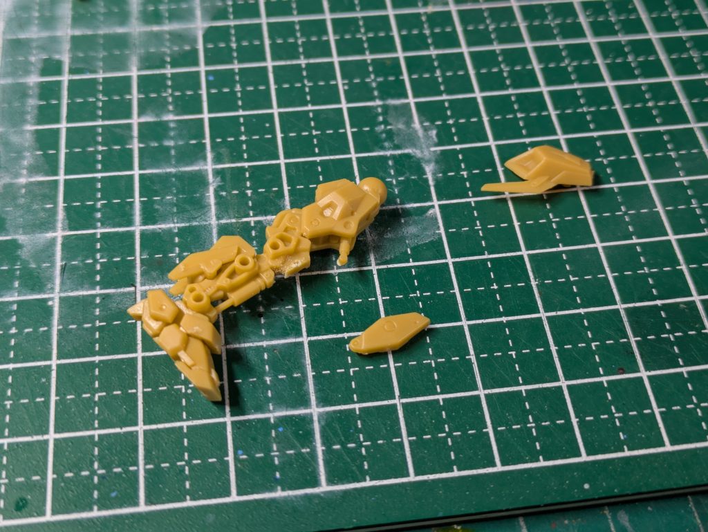 塗装のしやすさと合わせめけしの手間を考え、何箇所か、パーツを分割しています。