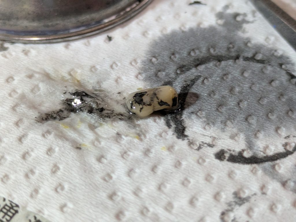 ふくらはぎのパーツは、塗装を失敗したので、ハセガワのメッキ落としに漬けたら、溶けてしまいました。