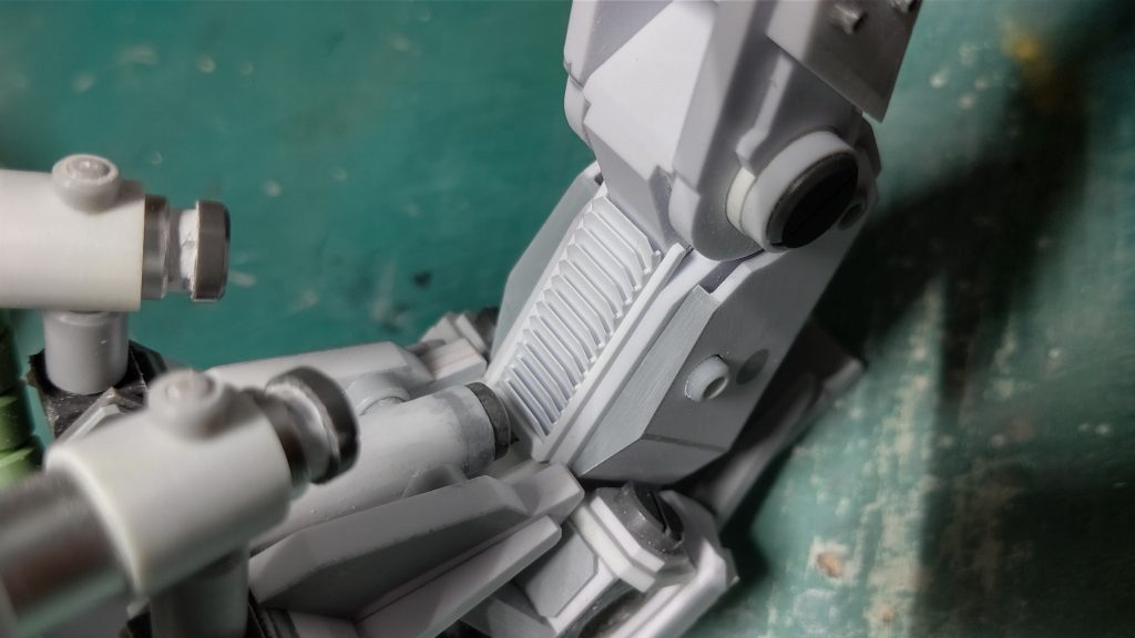 スタビライザーの付け根です。この足の間の巨大化したスタビライザーは自分らしい所かな…と思ったです。まだいじる気持ちが動かないんですが、脚を延長、あと、重さで許容範囲ぎりぎりの関節、ちゃんとした台座など、直したい所を手直ししたら、できればオラザク選手権にエントリーしてみたいです。ファレコンでエントリーしたからだめでしょうかね。出せるものなら出したいです^⁠_⁠^。