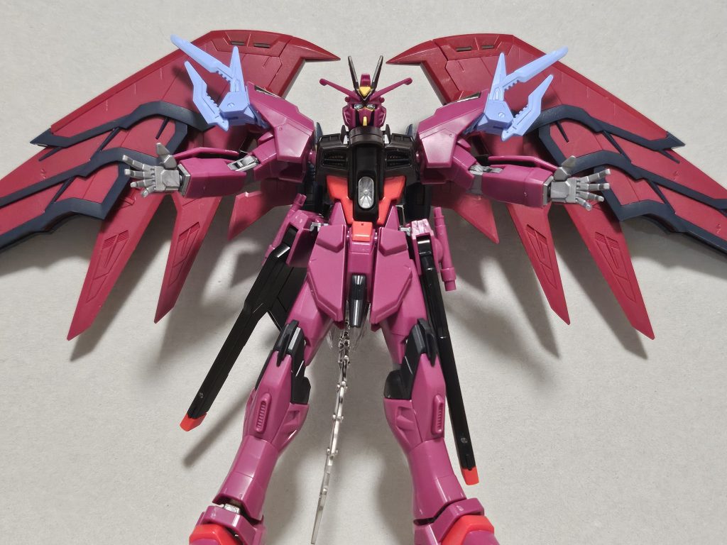 赤系の色ならと過去作のドラグーンから引っ張ってきましたが、コードギアスとのコラボモチーフなら悪く無い。。。かな？