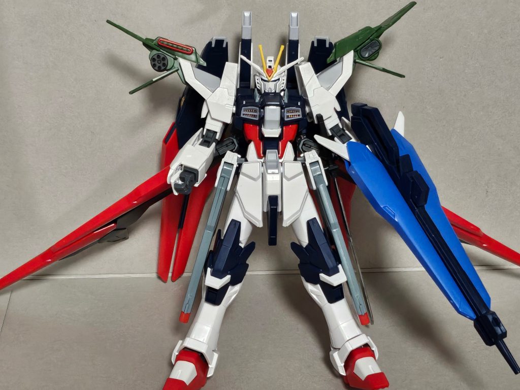 アメイジングストライクフリーダムの肩がライジングフリーダムぽくて似合うんでしょうね。青ではなく赤統一にしてみました。