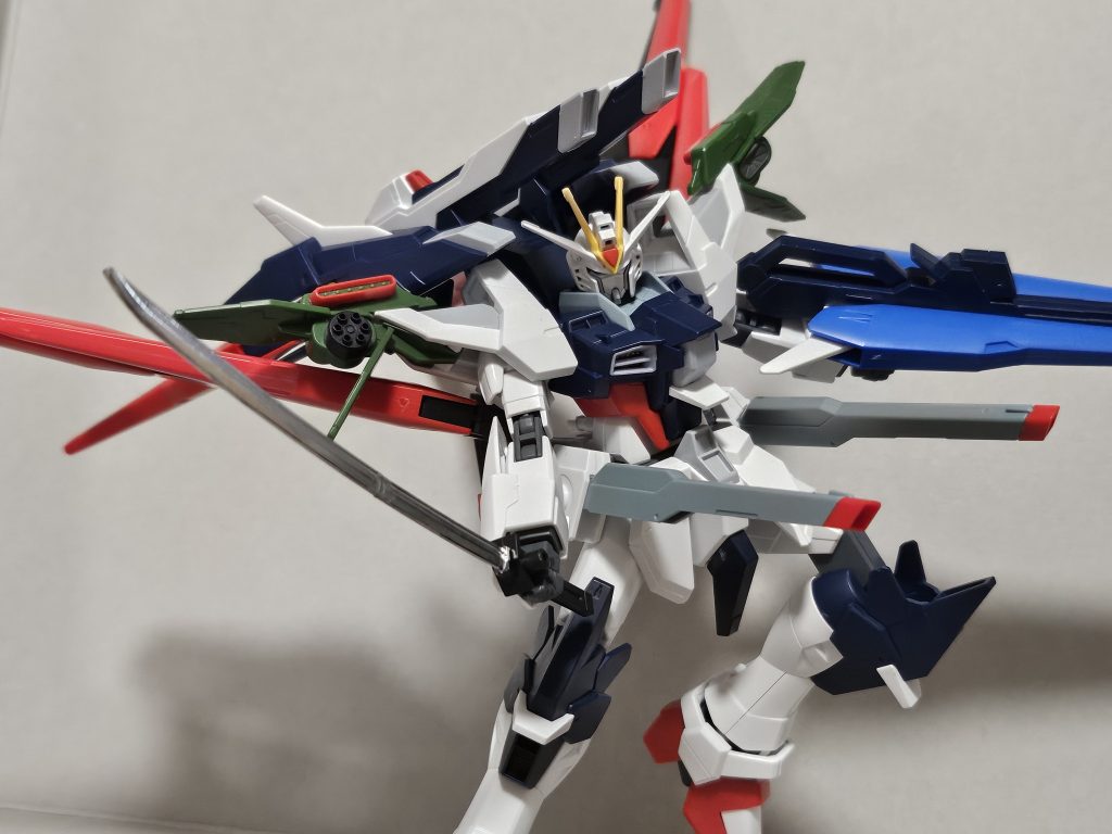 ドラグーンが合計8機から10機に増えて、マルチスタビライザーが付いたバックパックになっている感じです。日本刀装備してます。