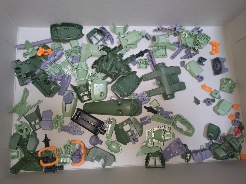 気が遠くなるようなパーツ研磨。240→320→400→600→場所によっては800〜1000番で手作業。