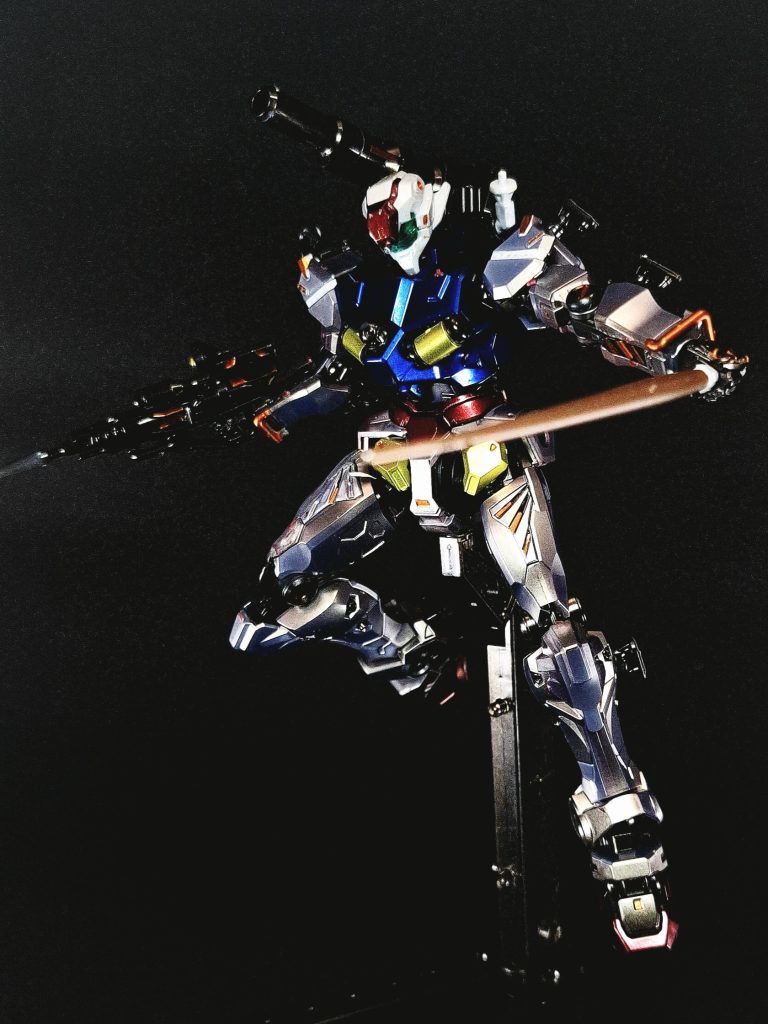 ビーム・サーベル背部バックパックに1本マウントされている格闘兵装。MSとの近接戦闘には欠かせない武器で、コクピットを突き刺して破壊することも可能。