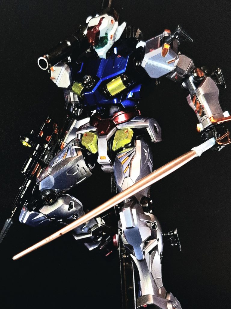 ビーム・キャノン砲背部バックパックにマウントされている大型火器。生産性への配慮から搭載数は右肩に1基のみとなっているが、岩盤などに隠れ、四つん這いの姿勢から発射することも可能である