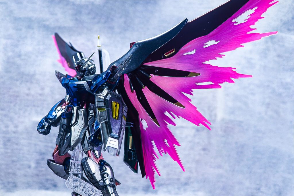 光の翼は裏)ガンダムマーカー:トランザムホロレッド表)ガイアノーツ:蛍光ピンク→根元をクリアホワイト、クリアパープルでグラデーション→ShowUp:エキショウジェイド・マッターホルン・エキショウスカラビューズを適当に混ぜたものを粒子感が出るよう吹いて仕上げました裏から光源を当てると裏面に塗ったトランザムホロレッドが先端に透過するためやや白色になり狙った配色に出来ました。※ShowUpを塗布しているので正面から角度のついた光を当てるとそちらが反射しますグラデーションのかけ方は要研究ですね。