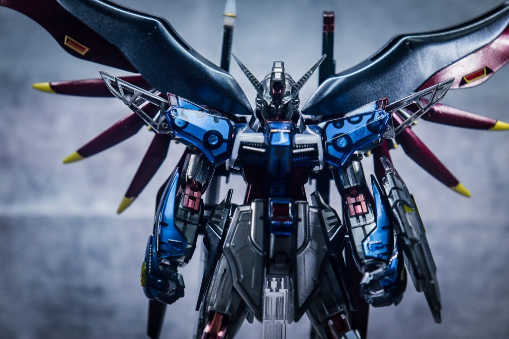 はじめてクリアのガンプラを作成しましたが、かなりカッコよくなりますね。羽は漆塗りっぽく、クリアパーツはガラスのように仕上げたのですが光が反射するので実物の風合いを写真では表現できませんでした。