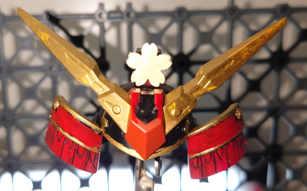 兜！！　桜の花は、クリアファイルを桜の花型パンチで抜いて、金色に塗装　前立てですね　このキットは塗り分けが難しかったですね　