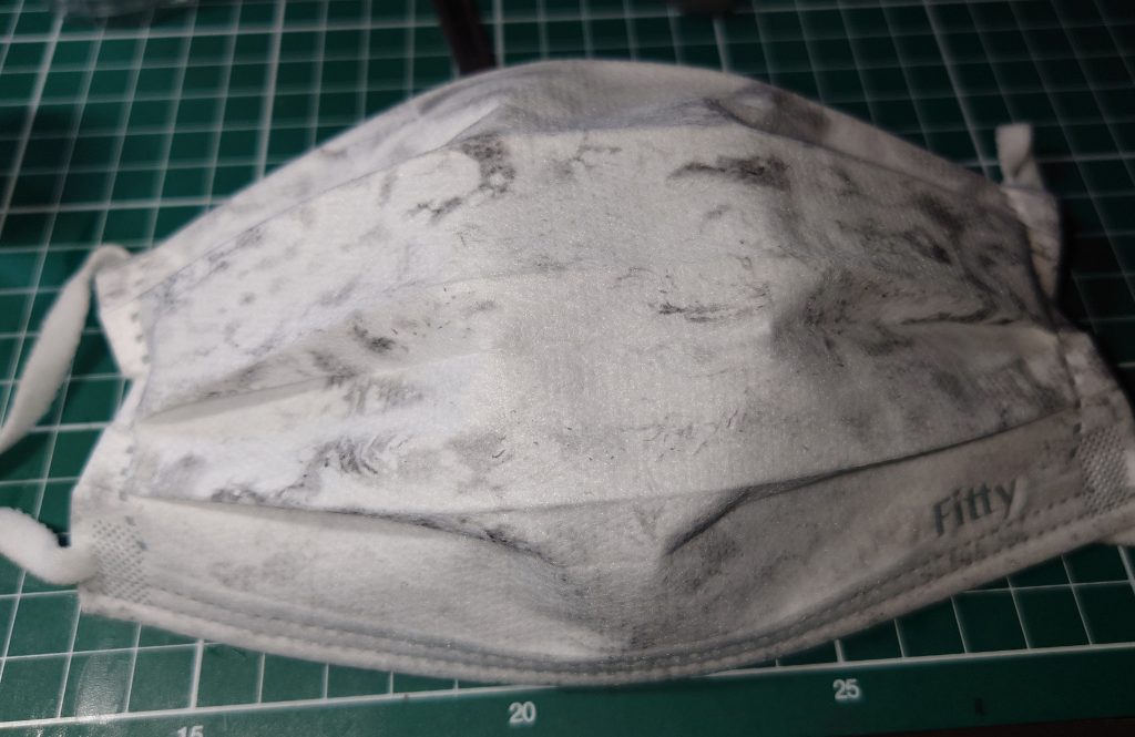 作品名：黒サフしただけなのに…<p>量が多かったので、久々にマスクしてゴム手してサフ作業　マスクとって見たらギョッとしました 　「こんなに汚れるんだ…」 　日頃、面倒臭がって付けずにやってましたが、付けないと健康に悪いですね　あらためて反省しました　皆様も […]</p>
