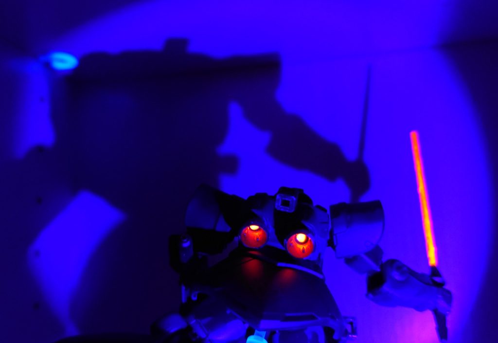 バックパックのバーニアは切り落として、別のバーニアを取り付けてます　蛍光レッドで中塗りましたので、uvライトで光ります　安心してください　笑