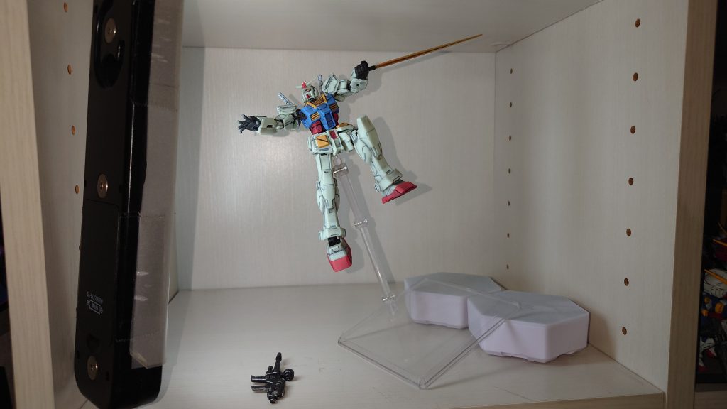 いつもの本棚撮影ブース　ディスプレイベースに取り付けて斜めに　ガンダムはGフレームFAのガンダムです　右の平手はオプションパーツセットから平手を使用