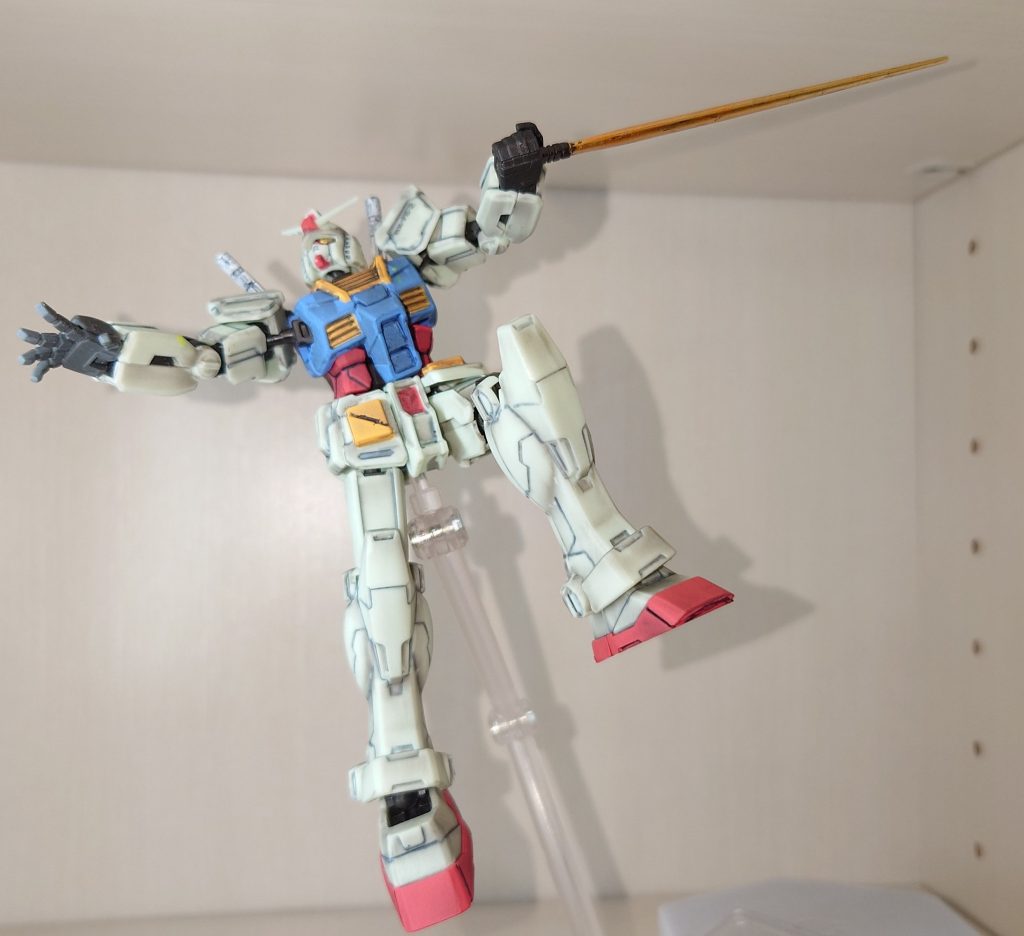 　わずかな腰のひねり、腕や手首のかくど、脚の向き　何を強調し、どう伝えたいか伝えるべきか　バンダイさんの開発スタッフは更に高度な思考と議論を重ねながらキットを入れる箱のパケ絵を決めているのでしょう　そう思うと、どんなキットであれ、自分で購入したキットは一つでも粗末には扱えませんね　お子様とガンプラを組まれる皆様は、物を大切にする教育の一環として、お子様と一緒にパケ絵再現に取り組まれるのはいかがでしょう　勿論、ランナー回収の協力も欠かせません　私も最近はランナーを貯めて、秋葉原のナムコさんの回収ボックスに入れてます　