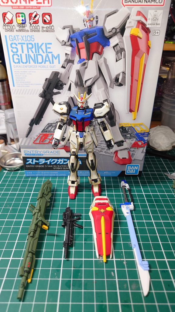 はい、EGストライクガンダム完成しました 成形色活かした部分塗装、デカール貼って、つや消しトップコートして、ウエザリングして、も一度つや消しトップコートして完成  ウエザリングは、砂漠の虎バルトフェルドと対戦した時のストライクを想定して、リアルタッチマーカーのグレー1とイエローを重ねてよごしました