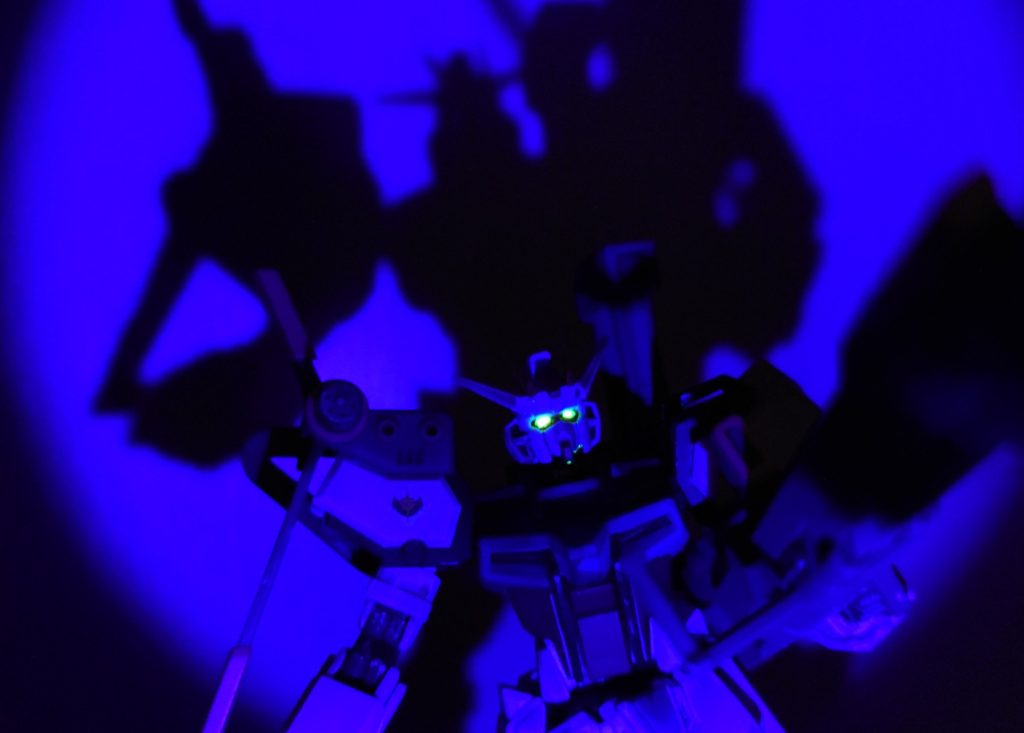 蛍光イエロー塗布したので、ツインアイはuvライトで光ります 後ろの影もいいですね