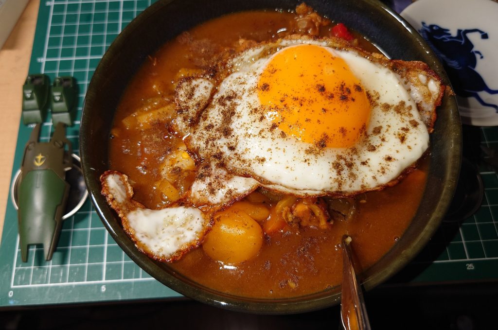 　塗料乾燥待ちの手作りカレーライス　鶏の骨付き肉から引いた出汁がベースの野菜カレー　玉ねぎ・パプリカ・人参・生姜・ニンニクなど　辛旨でした