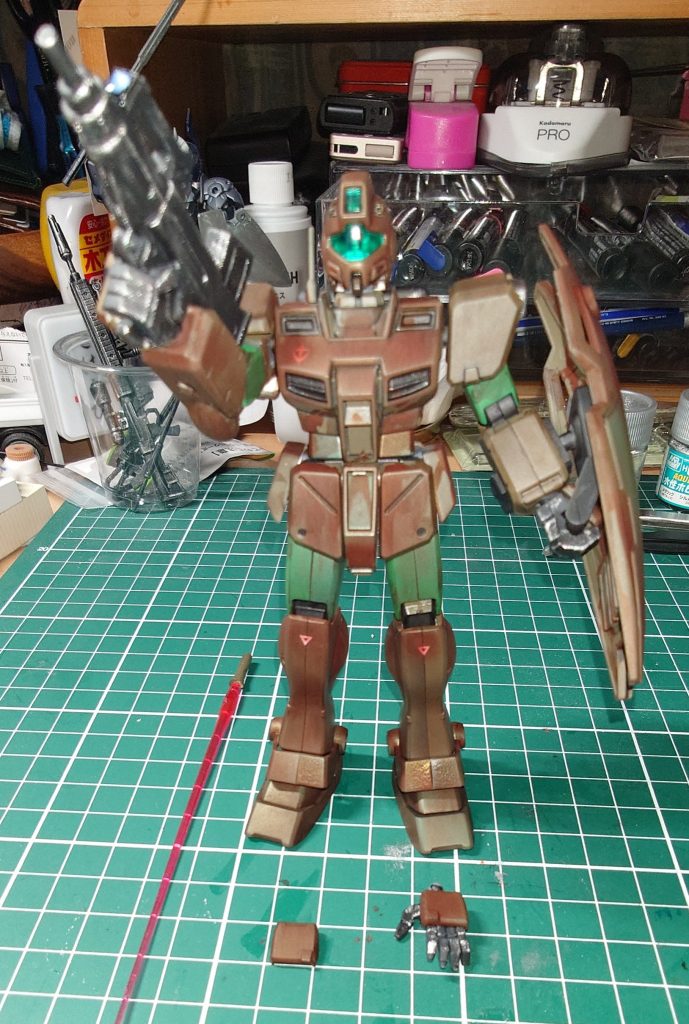 　はい！ジムコマンド　完成しました　本当は複数ほしかったんですが、1機しか入手出来なかったので、M.A.V.にしました　機体はオリーブドラブを主に全塗装しました　ガンダムコマンドー似た色味です　画像では分かりづらいですが、ウエザリングにブラウンとレッド混ぜたら、表面がコガネムシみたいな緑にちかづきました…なんでや？　ウエザリングは奥が深い