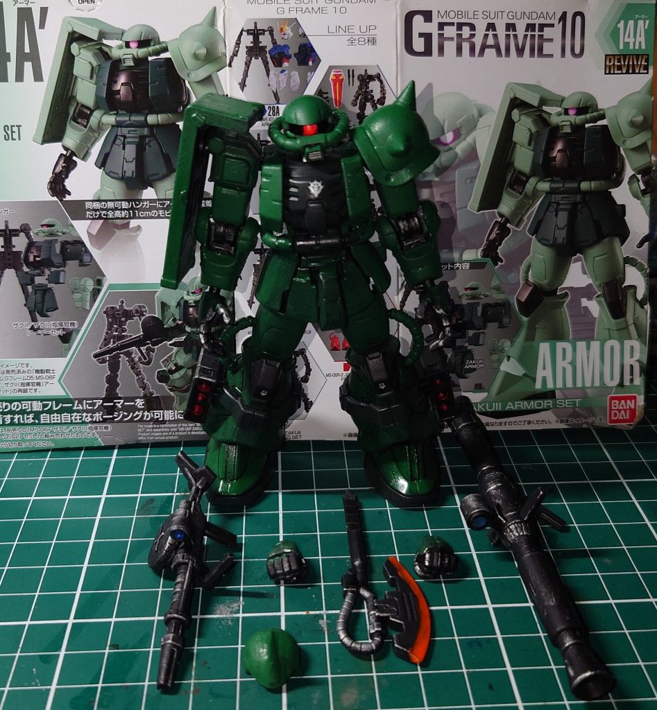 　イエーーイ！！　10体目のGフレームだぜ！今回は旧Gフレームのザクを黒サフして、アクリジョンの緑をドライブラシ技法で叩くように3回塗りしました　ウエザリングは今回は見送りました　デカールも肩シールドと胸元のジオン国章のみ　下地が黒のせいか、暗めの緑がイイネ！