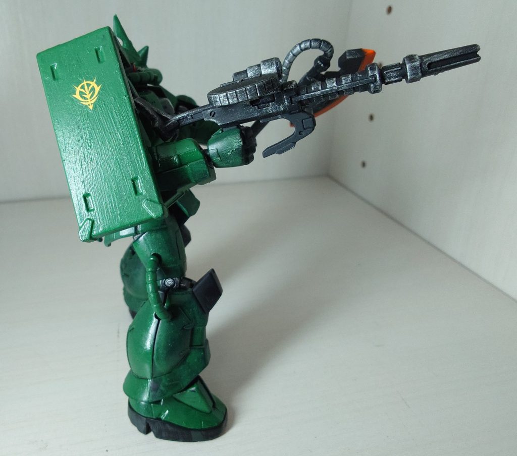 　シールドは最後、縦方向に塗り重ねしました　自分としては今まで作ったザクの中では最高の出来です　HGが手に入りづらい中、Gフレームシリーズは比較的入手しやすいので、色んな技法を試す叩き台として作ってきましたが、今となっては私のガンプラライフを支える大事な相棒ですね　今回、ザクを本気で作りましたが、やはりザクは素晴らしい　子供の頃に最初に好きになったのは間違いなかったと思いました