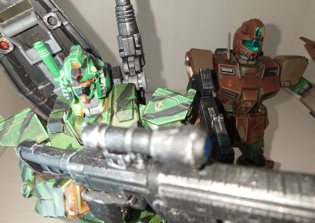 2機のMSはジャブローの広大な地下通路を駆けていく メイトリクス「ウォーカー、残ってもよかったんだぞ」 ウォーカー「少佐、冗談…こんな楽しそうな状況、独り占めさせませんよ それに曹長から聞いてますよ 少佐が取り逃がした奴がいるって…」 メイトリクス「…ダニエルズめ 余計な事を…何が来ているかわからんが、ケリをつけられるかもな そこだ!」ガンダムコマンドーとジムコマンドは同時に左右にダイブした