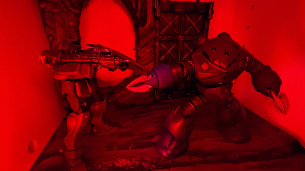 無防備に正面にでたジムを、好機と見たのかズゴックはジムの腹部を狙って飛び出してきた ジムは撃破されるのか!? だがジムコマンドは滑らかに右脚を一歩ひき、マシンガンを投げ捨て、腰の後ろからビームサーベルを抜いた