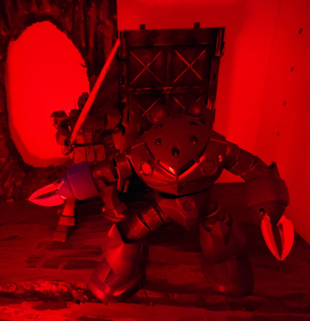 そのままズゴックの脇に廻ったジムコマンドはビームサーベルを振り上げ…ズゴックの右マニピュレータを切り捨て…