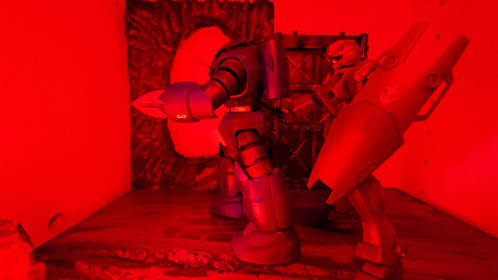 背後からズゴックのコックピットをスッと刺し貫いた 制御を失ったズゴックはそのまま地面に崩れ落ちた… メイトリクス「ウォーカー…いや、ベニー、やったな 俺が取り逃がしたズゴックを見事討ちとったな」 ウォーカー「へへ、俺のジムコマンドを量産型ジムと見誤った奴の失策ですね 名前呼んでくれたってことは少しは認めてくれたんすか?」 メイトリクス「フン、自惚れるな これからもっと大きい標的が待っているぞ」 ウォーカー「お!いよいよ宇宙っすか!」 メイトリクス「そうだ ジオンをぶちのめしに宇宙(そら)にあがるぞ!」