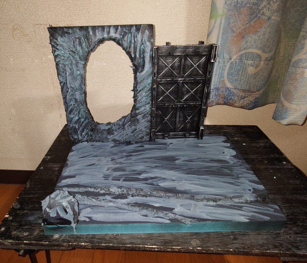 ガンダムコマンドー、お待たせしました え? 待ってない? まあ、私が楽しんで書いてるからお暇な方は読んでってね! 今回、ジオラマ作りました ジャブローの地下通路をイメージした物です バンダイさんからもっと立派なジオラマ販売してますけど、五千円弱…よし!モデラーなら作ってやるぜ! セリアさんでポリスチレンフォームなど買ってきて、切って、削って、貼り付けて、黒サフして、絵の具で塗りました 総額500円程… モデラー、大勝利! と思っているのは私だけかな? 今回でジャブロー編は終わりました いよいよ宇宙(そら)です! 展開はこれから考えましょう!