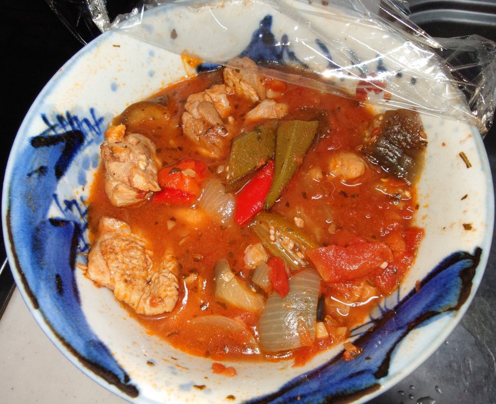 押忍やすじろうさんが投稿の中で教えてくれたエスニック料理を再現　オクラ・茄子・玉ねぎ・パプリカ・トマト・鶏肉のトマト煮込み　「バーミヤ」　クミン等香辛料をたっぷりいれているので、暑くても食がすすみます　本来のレシビは牛肉を使い、香辛料の構成も違うので、フリーダムウイング流のアレンジが加わっていますが、夏にオススメの料理ですね　冷たいものばかり食べずに胃腸を温めましょう　なお、カレールゥいれたらチキンカレーになります　笑