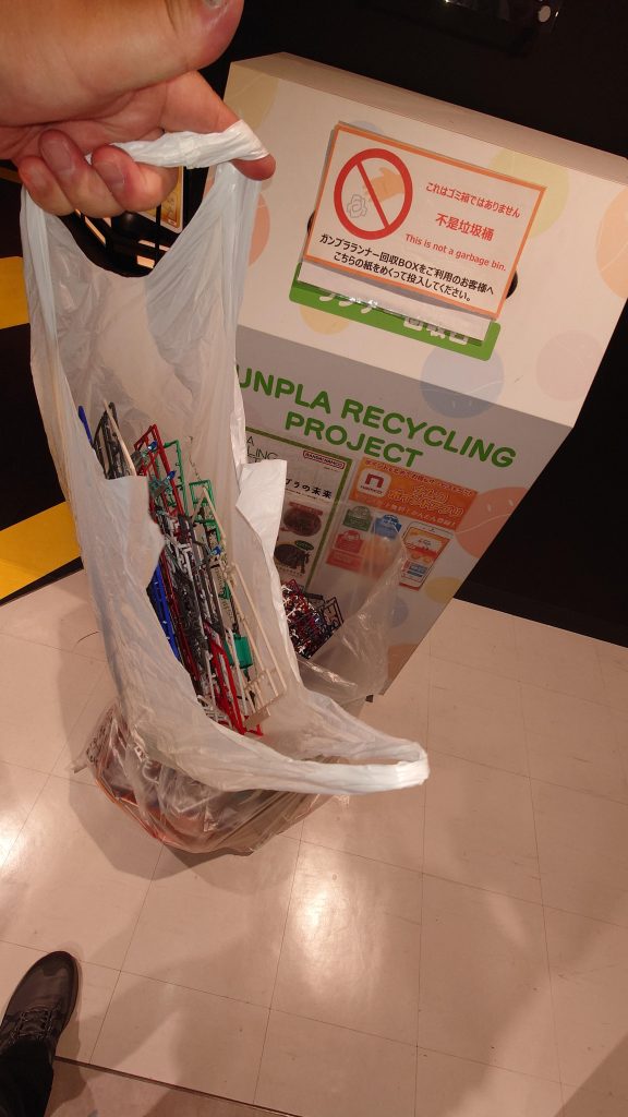 ガンプラのランナー回収にも協力していますよ！　安心してください　笑　秋葉原のナムコさんに設置されています　皆様もどうぞ　帰りに黄色い潜水艦さんで、グフ買っちゃいましたけどね　笑