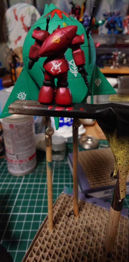 シールドにジオン国章　リアスカートにシャアのパーソナルマーク…いずれも手持ちで最小のデカールです　先細ピンセットとMr.マークセッターに助けられました