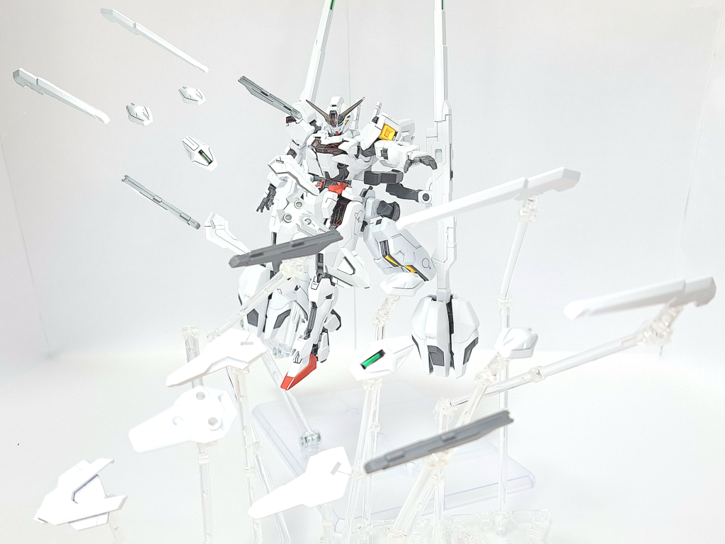 エスカッシャンガンダムエアリアルが装備していた11機のビットステイヴによる多目的攻防プラットフォーム。防御兵装のシールドだけでなく、ガンビットと呼ばれる次世代群体遠隔操作兵器へ分離し、更に機体全身にビットステイヴを接続したビットオンフォームや、ビームライフルとの接続も可能。もう一基追加されたエスカッシャンはカヴンの子未搭載のガンビット。