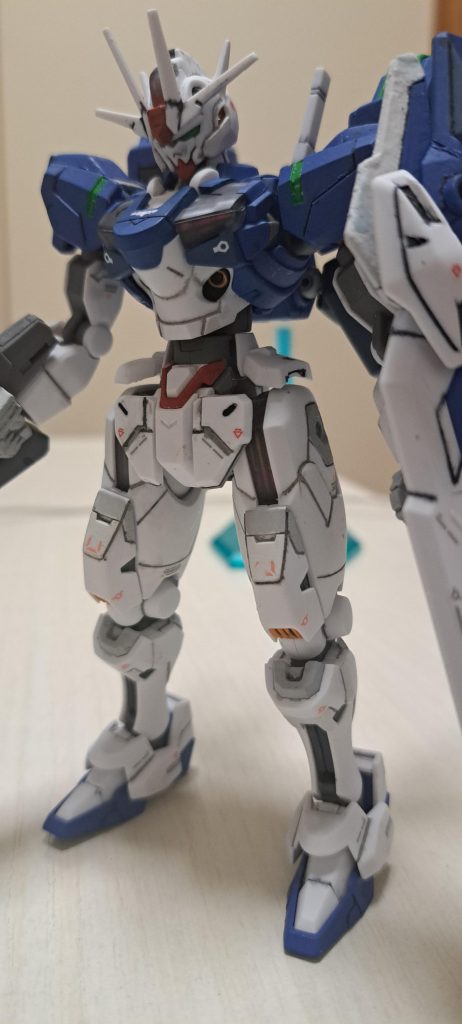 少しスジ彫り追加し、差し色をグレーで。水星の魔女デカールが手に入ったので、手持ちと貼りました。