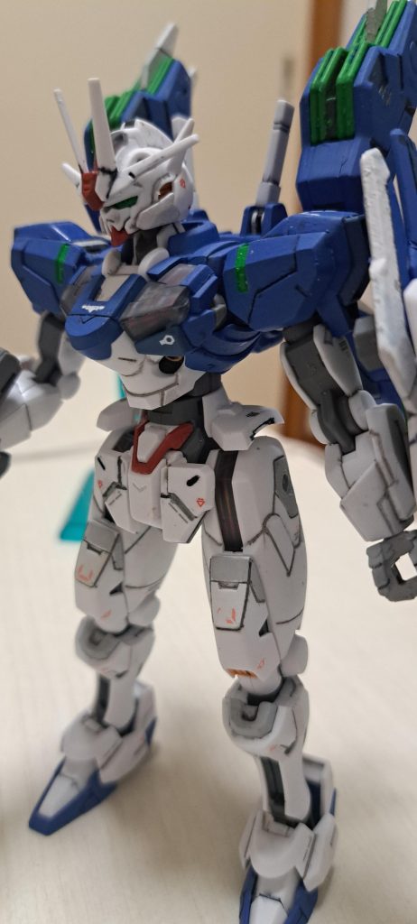 デカールもどこにどう貼ったら良いか考えてるうちちょっと寂しいくらいでもいいかと。ブルーがちょっと濃いかなあと思ったのですが乾燥してクリアしたら、おっいいじゃんて今回もサクサクと作ってしまい、なんも手を加えませんでしたが、ホワイトはやはりクリアに逃げるで正解でした。逃げるは恥だかなんとか