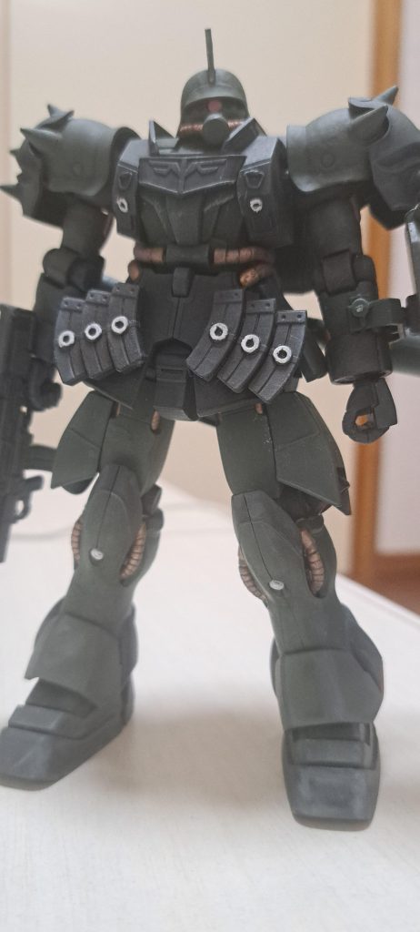 気をつけってポーズ。ただシールドがポロっと落ちちゃうのが残念です。新しいガンダムのシリーズも良いですがこういう機体も積極的に再販してほしいものです。緑の機体やっぱり渋いです。