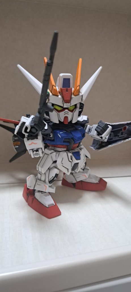 どうしても小さい体にはデカールの選択が難しいですね。面の広い部分に集中して貼る感じですね。手軽に作れてそのくせ塗装も楽しめる安価なSD。良いですね。購入時、隣に今流行りのゲルググがあったのですが迷わずこのキットを選びました。小さいのにディフォルメのおかげでズッシリ見えるSDはカッコいいです。暑さに負けず適度に頑張りましょう。ご覧頂きありがとうございました。