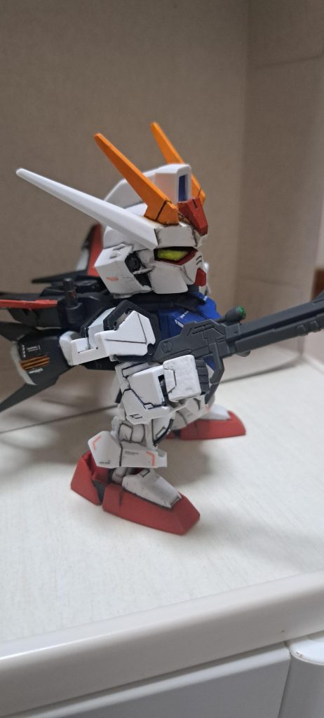 エールストライカーの塗り分け時、黒い成型色に赤を塗るのがやはり薄く薄く重ね大変でした。