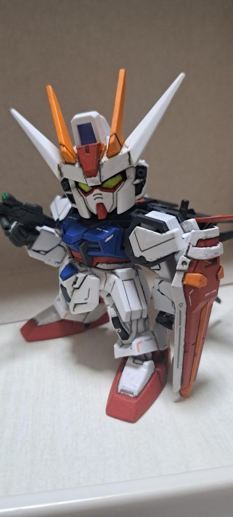 シールドの白い枠?だけはニュートラルグレーで塗りました。レッドやブルーがうまいこと塗れたつもりです。本来のグレー部は少し濃い目。