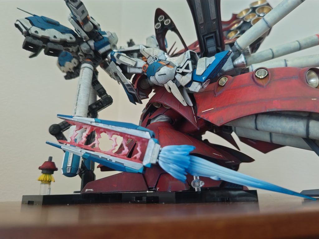 フィンファンネルがエフェクトつけると更に大きくなりナイチン側のファンネルが小さくみえますね