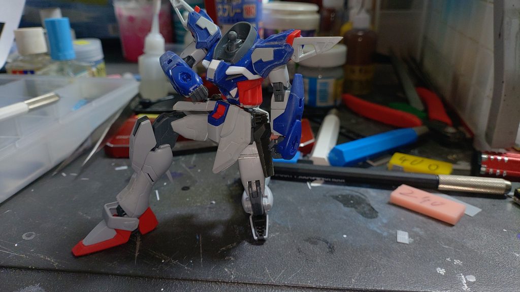 太ももと胴体の延長により膝立ちをより自然にできるように改造スジ彫りとプラパーツはＭＧ版とRG版のデスティニーをイメージして追加しました