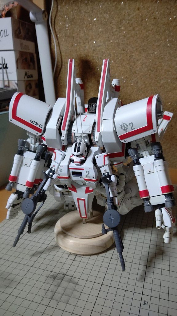 コンテストの大きさ制限が300×300×300になって、足を可動させて大きさを小さくしました。まだいじってないですが、本当はブースターロケット脚をあと15センチくらいは伸ばしたかったです。大変だったので、後からいじると模型道の運営の方にも言っていたんですが、まだ触ってないです。会長様から「台座がだめ」とご指南受けました。確かに、台座までこだわる時間はなかったです。宇宙空間を飛んでいる感じはおっしゃる通り大事です。台座もちゃんとしたのを作らんといかんです。