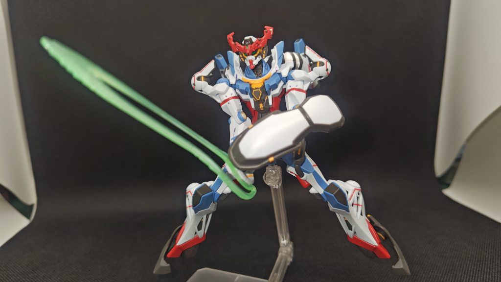 ビームサーベルを構えて。終盤、「行くよ!シークアクス!」のシーンをイメージしてます。