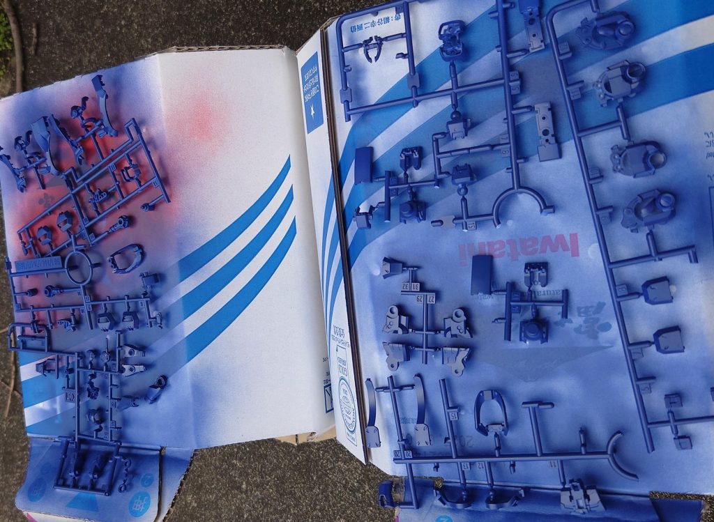 缶スプレーのティターンズブルーを下地なしでそのまま吹付け！