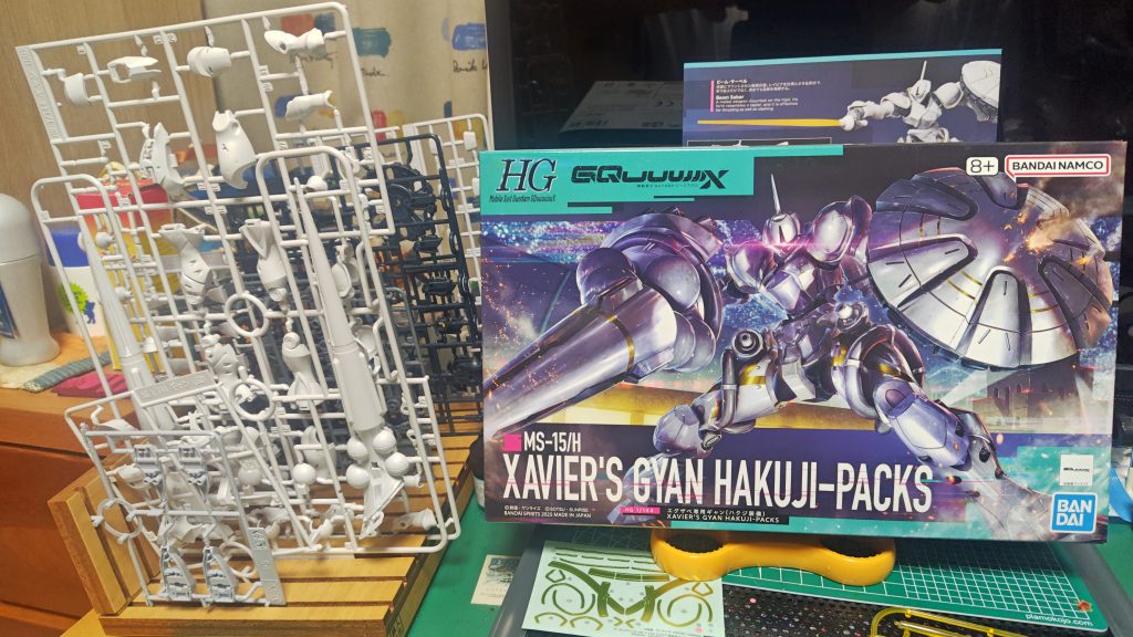 ボックスとランナー。ハクジ装備のパーツが大きいです。