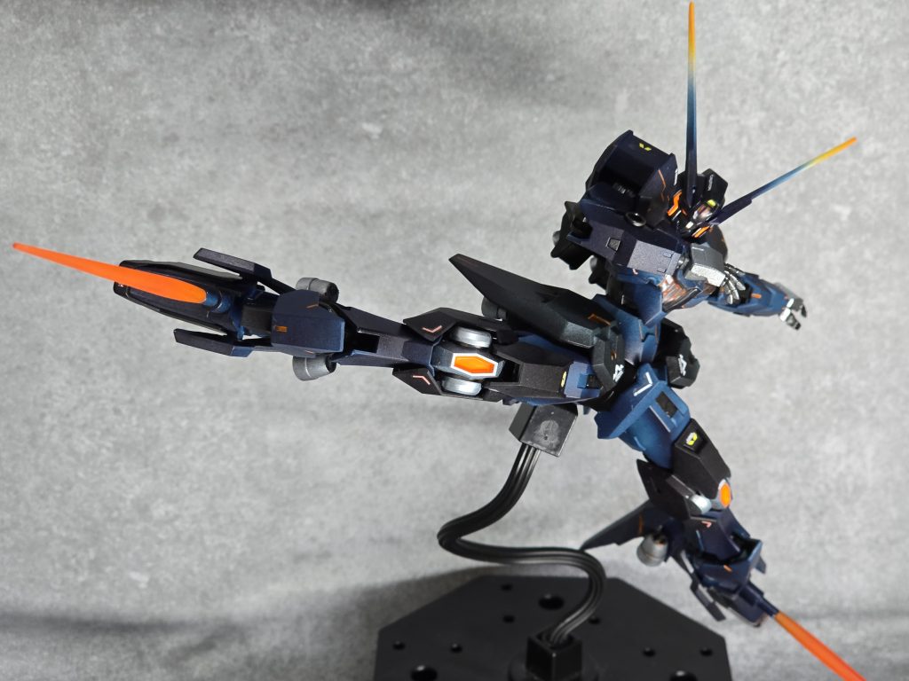 武装紹介③脚部ビームサーベル×2脚部に増設されたビームサーベル。本機の特徴である人間のごとき動きで繰り出される蹴り技と組み合わさる事で凶悪な武装となっている。