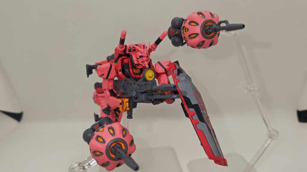 ビットとビームライフル。首を上に向けられるので、こういうポーズがやりやすいです。