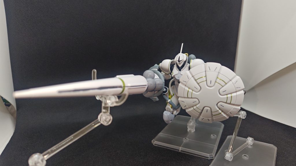 エグザべギャンといえばこれ、ハクジを構えての突撃。モンスターでも狩ってそうな姿ですが、実際似たような大物倒してますよね。