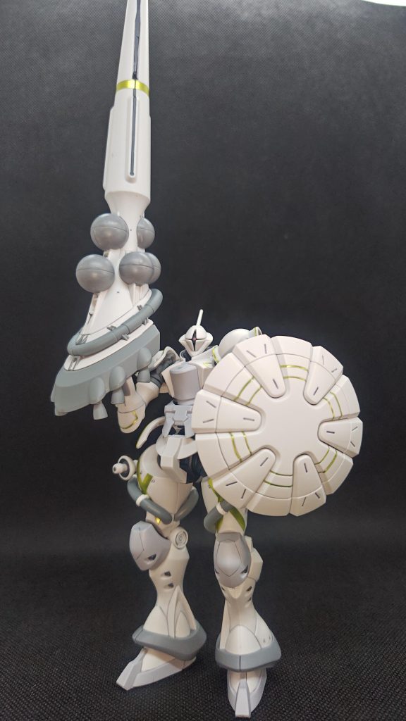 ハクジ装備を片手持ち。儀礼的ポーズをイメージしてますが、このキットの剛性がわかるポーズでもあります。