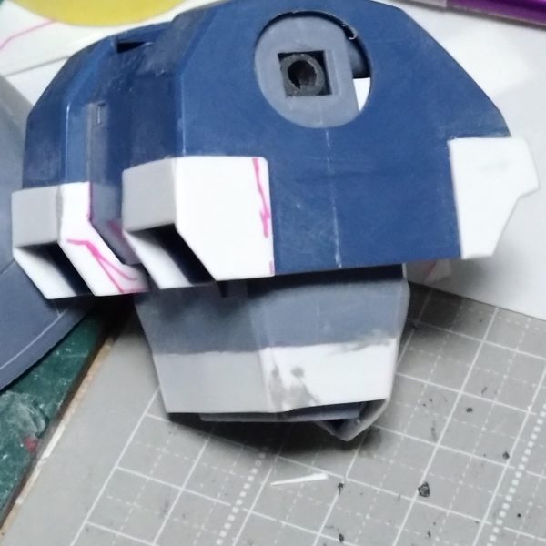 進み具合が遅いですが少しずつやってます。銅の接続部分がしっくりこなかったのでプラ板で延長しました。スカート部分にはスジボリしてみました。スカートを分割するかは未だに悩んでます。前回ゾックでやった時も可動と接続のバランスが難しかったので…。やった方がカッコ良いかもですが。膝部分はドムのパーツを上下で入替えしようかなぁ？なんて考えてましたが胸の四角いバーニアが余分にあったので合わせてみると良さそうだったので両膝に着けました。  （2枚目）