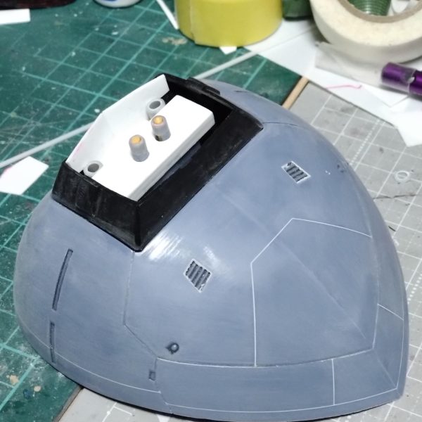 進み具合が遅いですが少しずつやってます。銅の接続部分がしっくりこなかったのでプラ板で延長しました。スカート部分にはスジボリしてみました。スカートを分割するかは未だに悩んでます。前回ゾックでやった時も可動と接続のバランスが難しかったので…。やった方がカッコ良いかもですが。膝部分はドムのパーツを上下で入替えしようかなぁ？なんて考えてましたが胸の四角いバーニアが余分にあったので合わせてみると良さそうだったので両膝に着けました。  （3枚目）