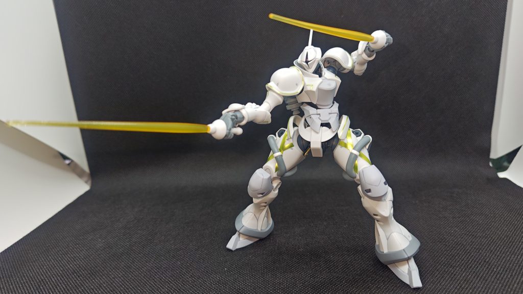 プラモ発売前の紹介HPにあった、ビームサーベル二刀流。一気にイロモノ化する印象があるのですが。